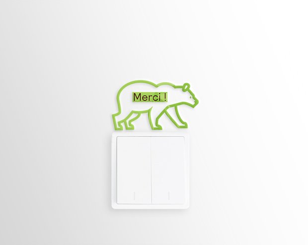Image d'un sticker d'ours disant merci au dessus d'un interrupteur